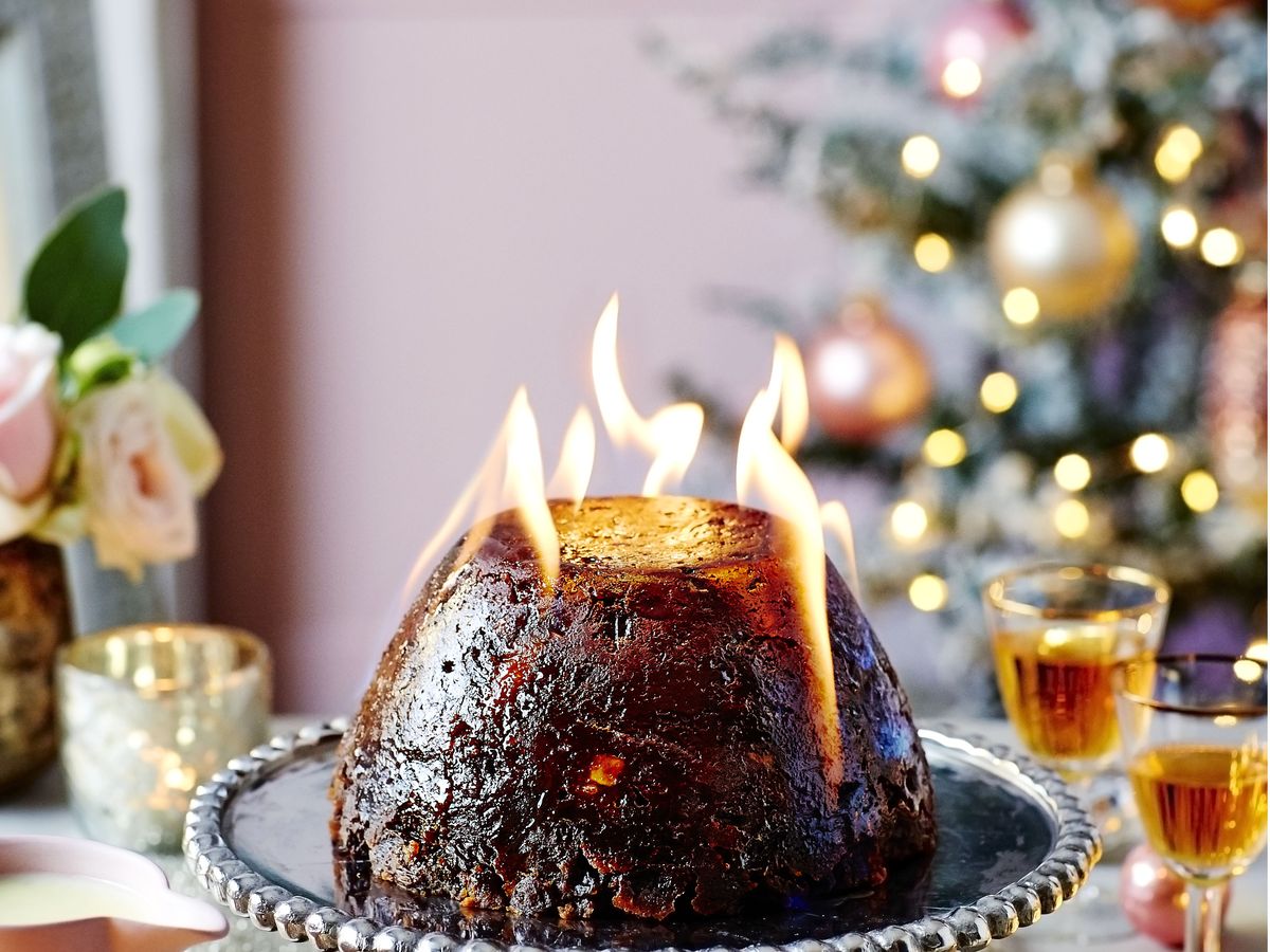 https://hips.hearstapps.com/hmg-prod/images/xmas-pudding-flaming-web-1569928537.jpg?crop=1xw:0.75xh;center,top&resize=1200:*
