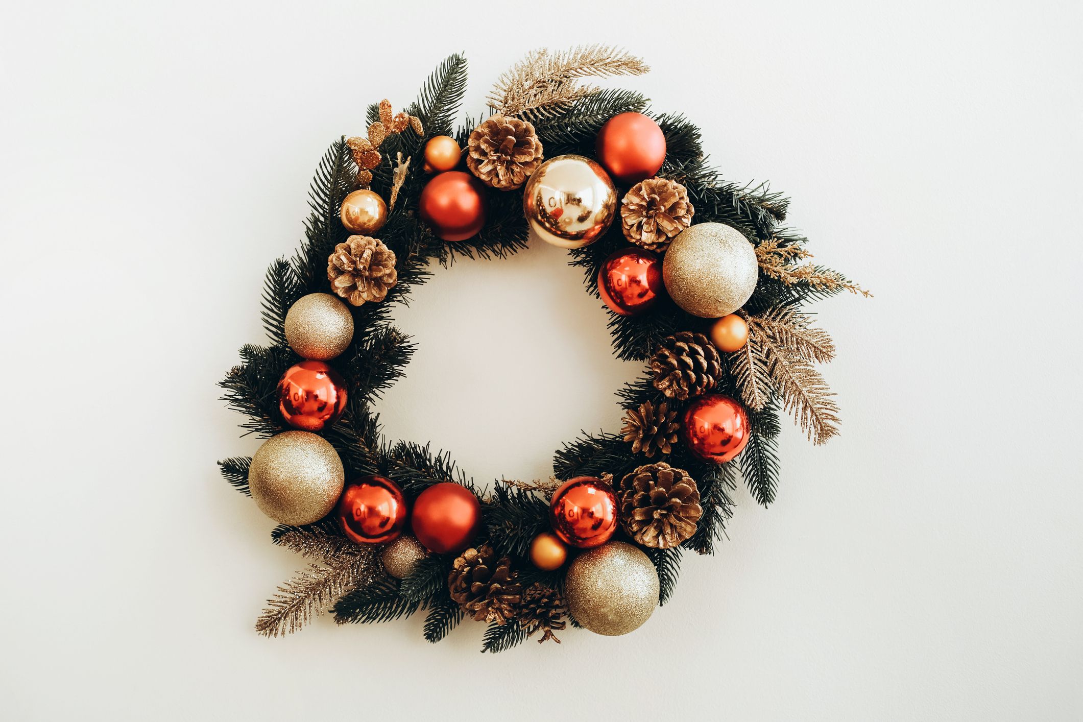 55 Easy DIY Christmas Wreaths to Match Your Decorations