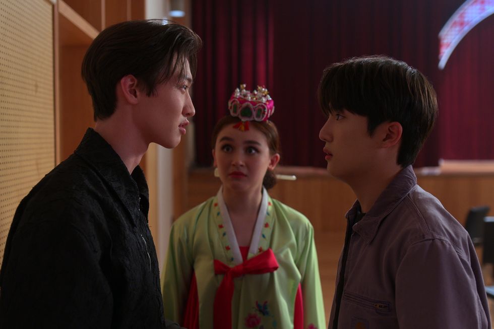 xo, kitty l to r sang heon lee as min ho, anna cathcart as kitty song covey, choi min yeong as dae in episode 110 of xo, kitty cr courtesy of netflix © 2023