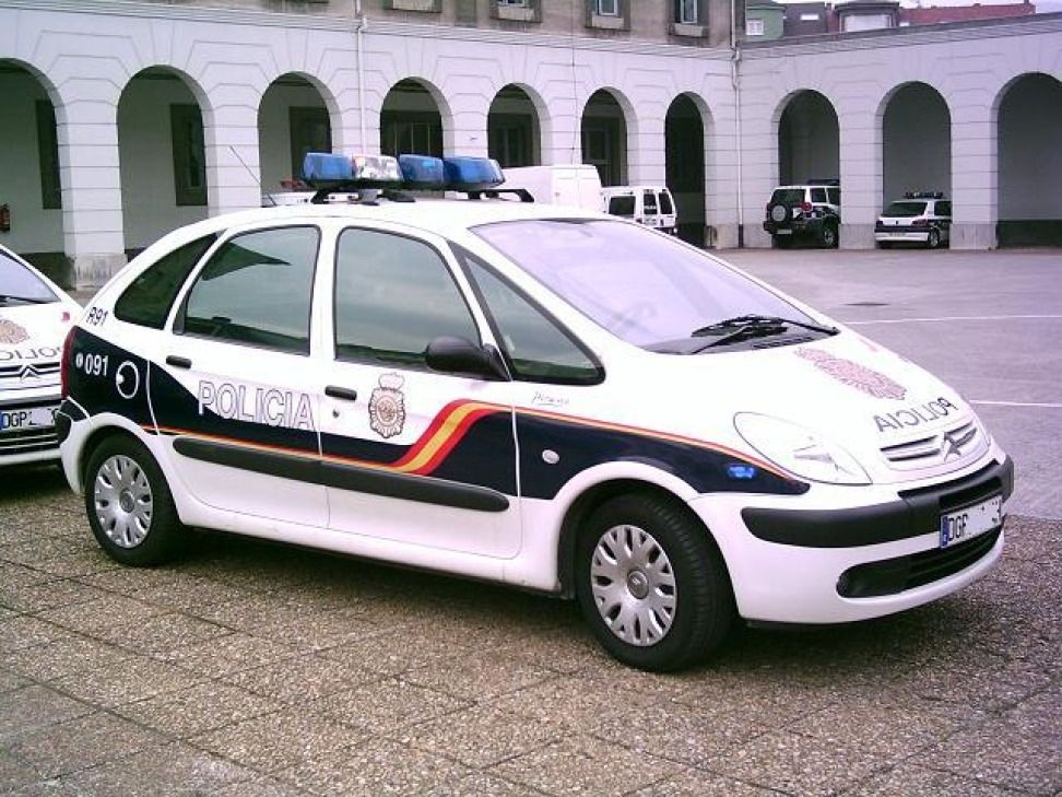 Land vehicle, Vehicle, Car, Motor vehicle, Automotive design, Police car, Police, City car, Citroën xsara, Minivan, 