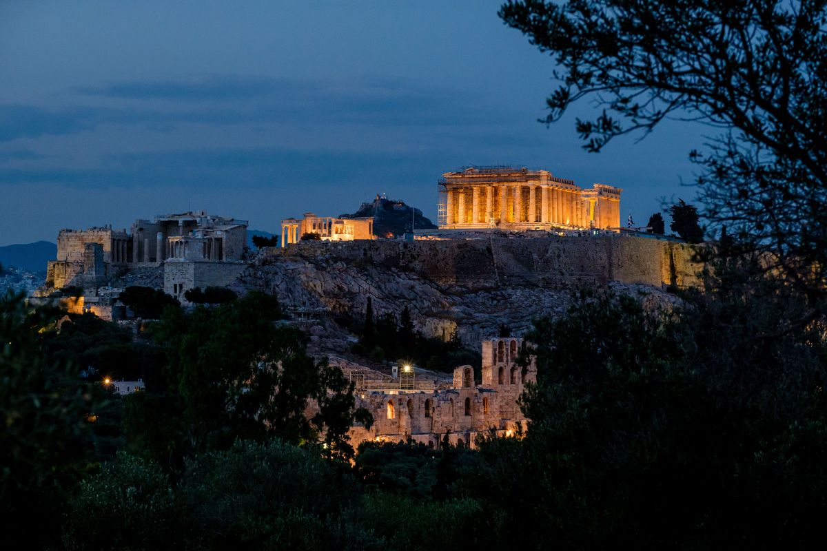 Wanneer de avond valt worden de klassieke monumenten een voor een in het voetlicht gezet De Propyleen en de Tempel van Nik links zijn hier nog in het duister gehuld het Parthenon maagdenhuis is als eerste aan de beurt
