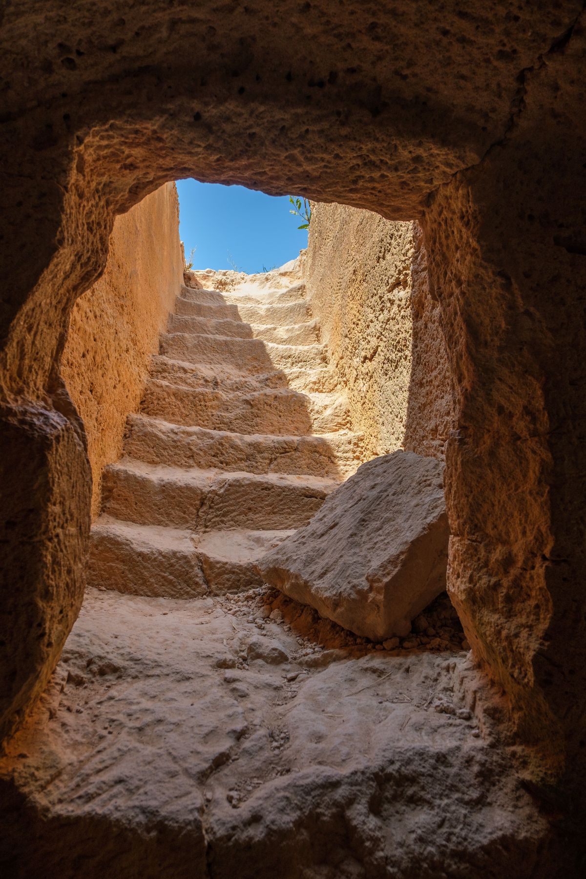 Deze trap leidt naar een van de ondergrondse graven bij de Tombes van de Koningen in Paphos