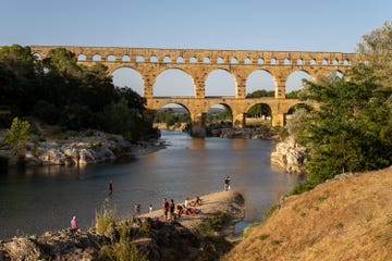 de pont du gard, gezien vanaf de oevers van de gardon