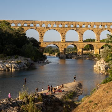De Pont du Gard de pont du gard, gezien vanaf de oevers van de gardon