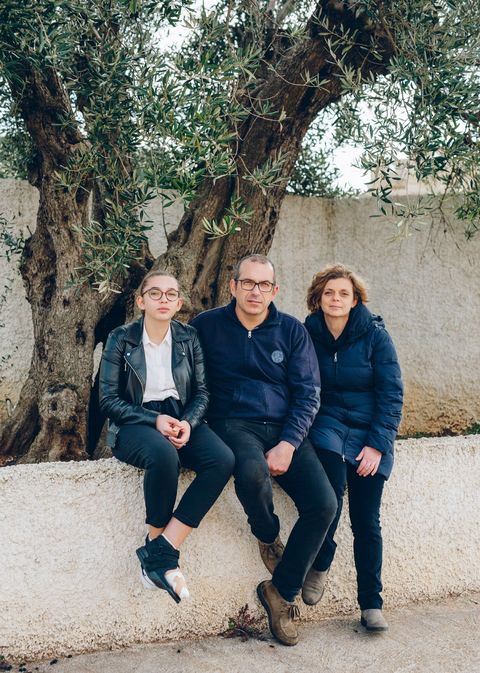 Giovanni en Daniela Melcarne hier met dochter Daria op hun olijfgaard in Gagliano del Capo werken samen met wetenschappers om cultivars van olijfbomen te vinden die resistent zijn tegen Xylella