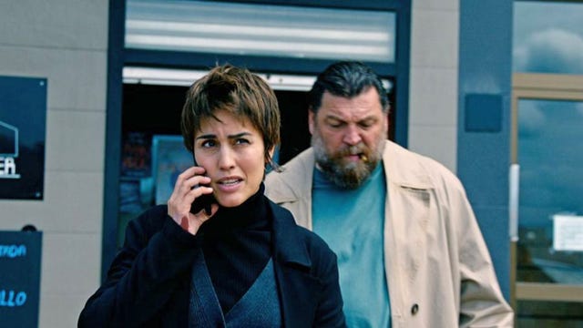 megan montaner y hovik keuchkerian en 'ya no quedan junglas'