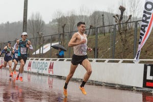 yago rojo con las zapatillas de clavos de hoka en el cross elgoibar 2022