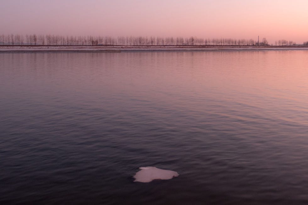 Een kleine ijsschots drijft in de rivier de Yalu