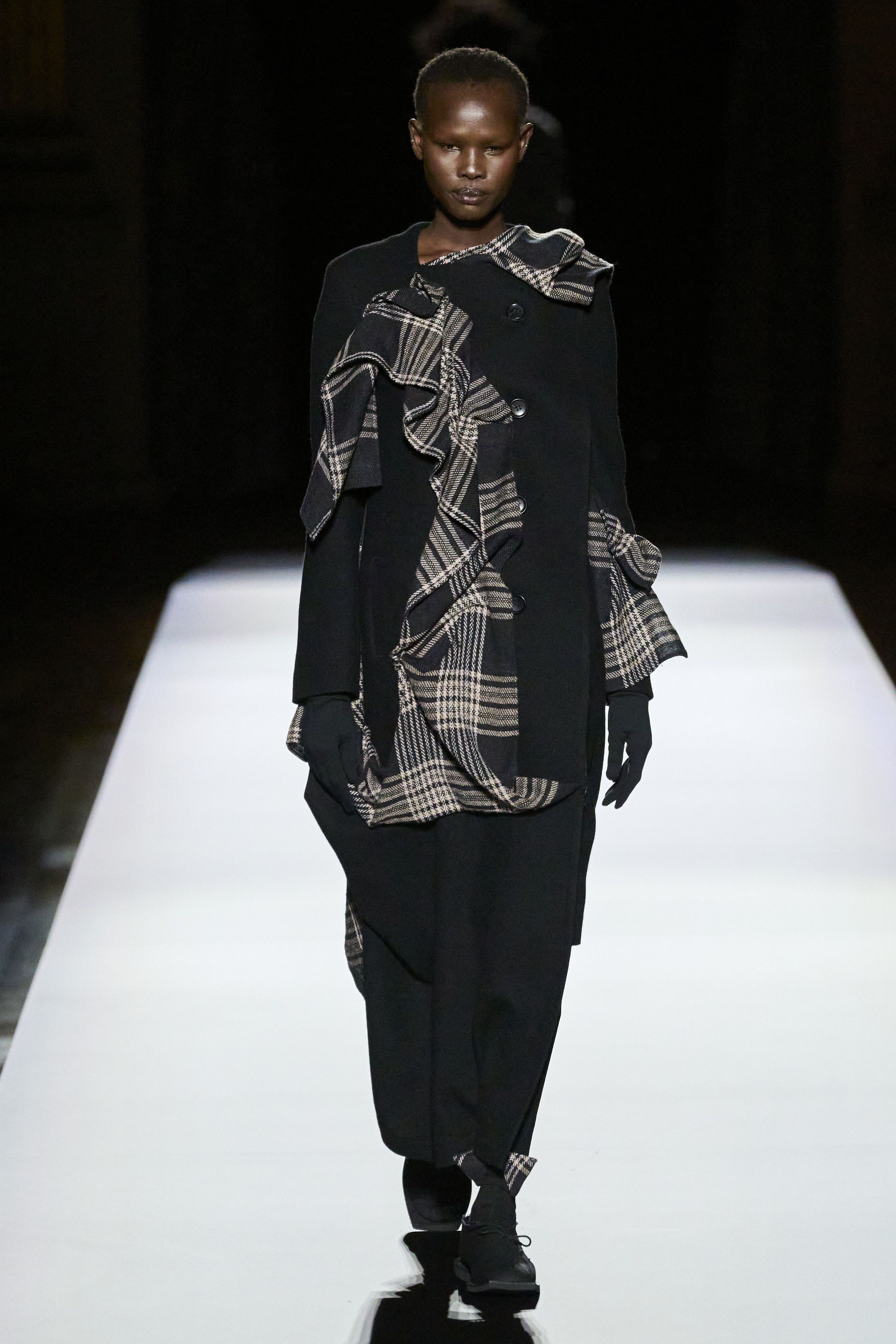 ヨウジヤマモト(YOHJI YAMAMOTO) 2024-25秋冬コレクション ヨウジヤマモト(YOHJI YAMAMOTO) 2024-25秋冬コレクション