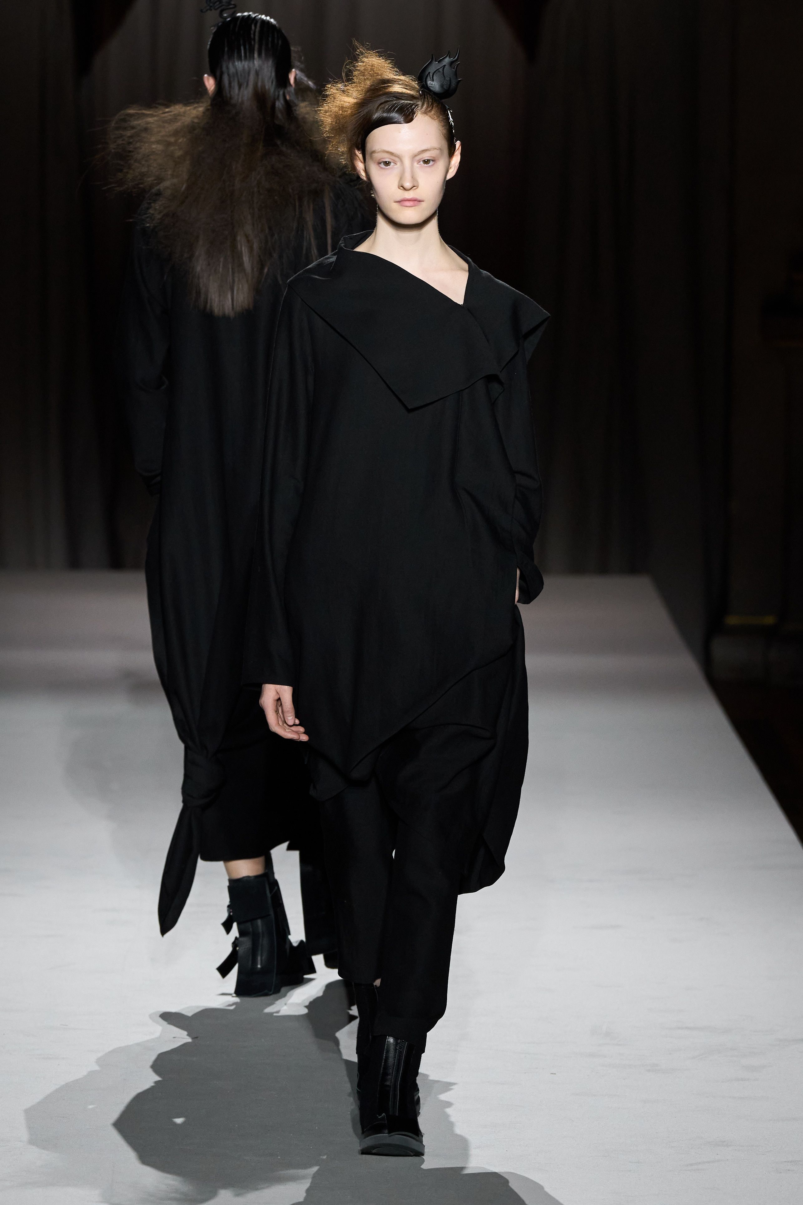 ヨウジヤマモト(YOHJI YAMAMOTO)2025-26秋冬コレクション ヨウジヤマモト(YOHJI YAMAMOTO)2025-26秋冬コレクション