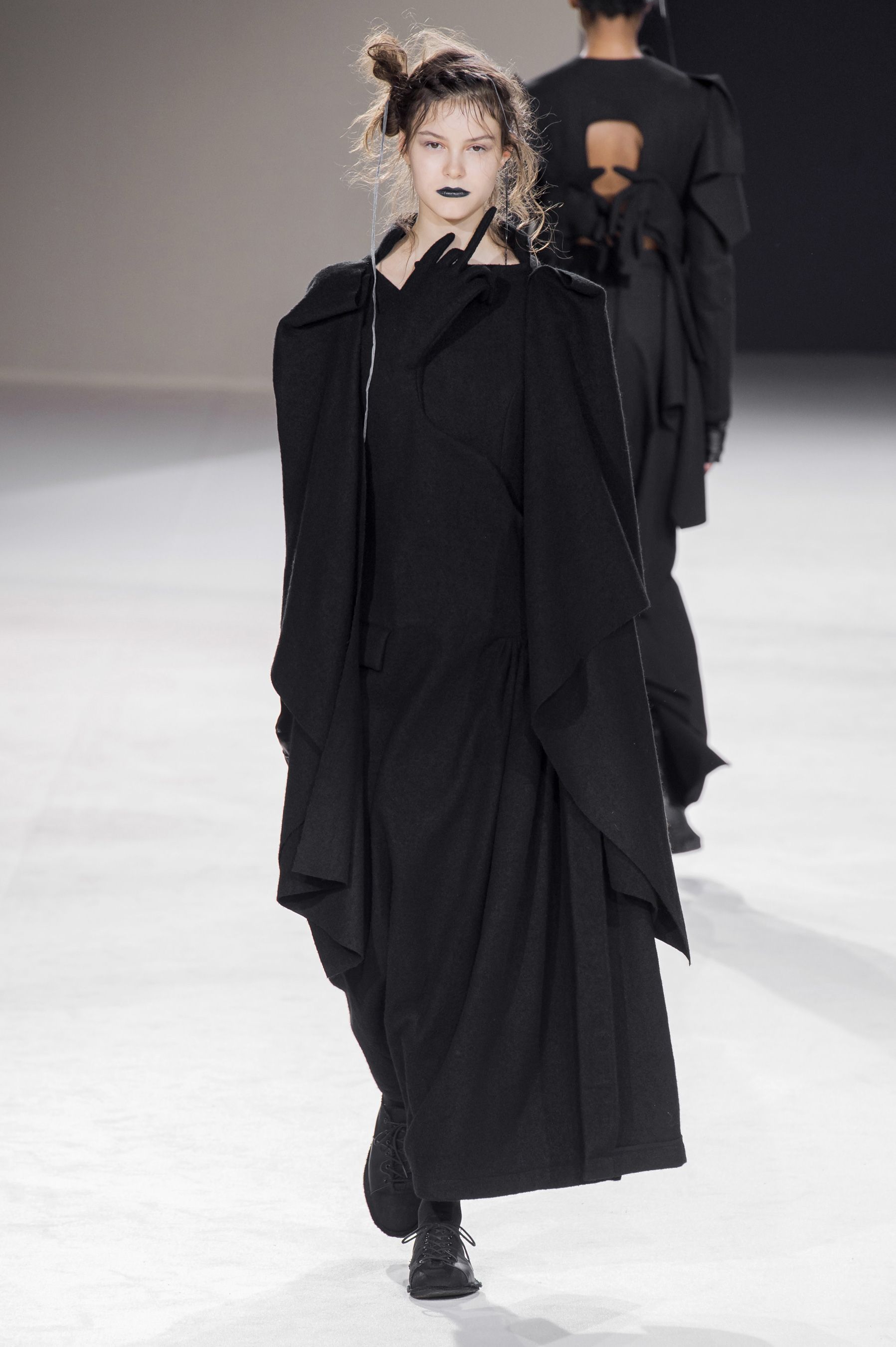 ヨウジヤマモト　2019SS ロングT  初代ヨウジヤマモト ヨウジヤマモト」（YOHJI YAMAMOTO）｜2019秋冬NY、ロンドン