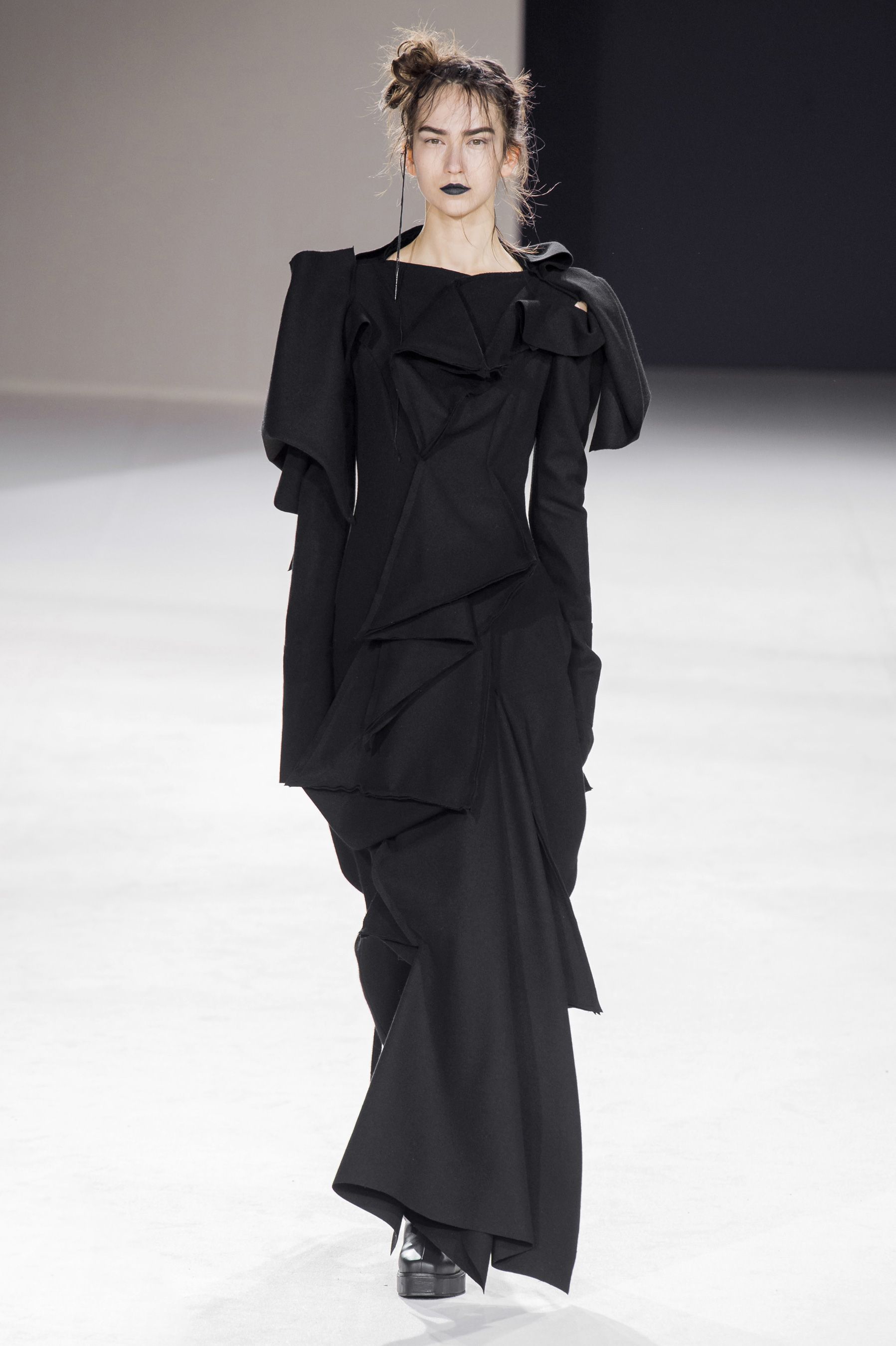 ヨウジヤマモト」（YOHJI YAMAMOTO）｜2019秋冬NY、ロンドン