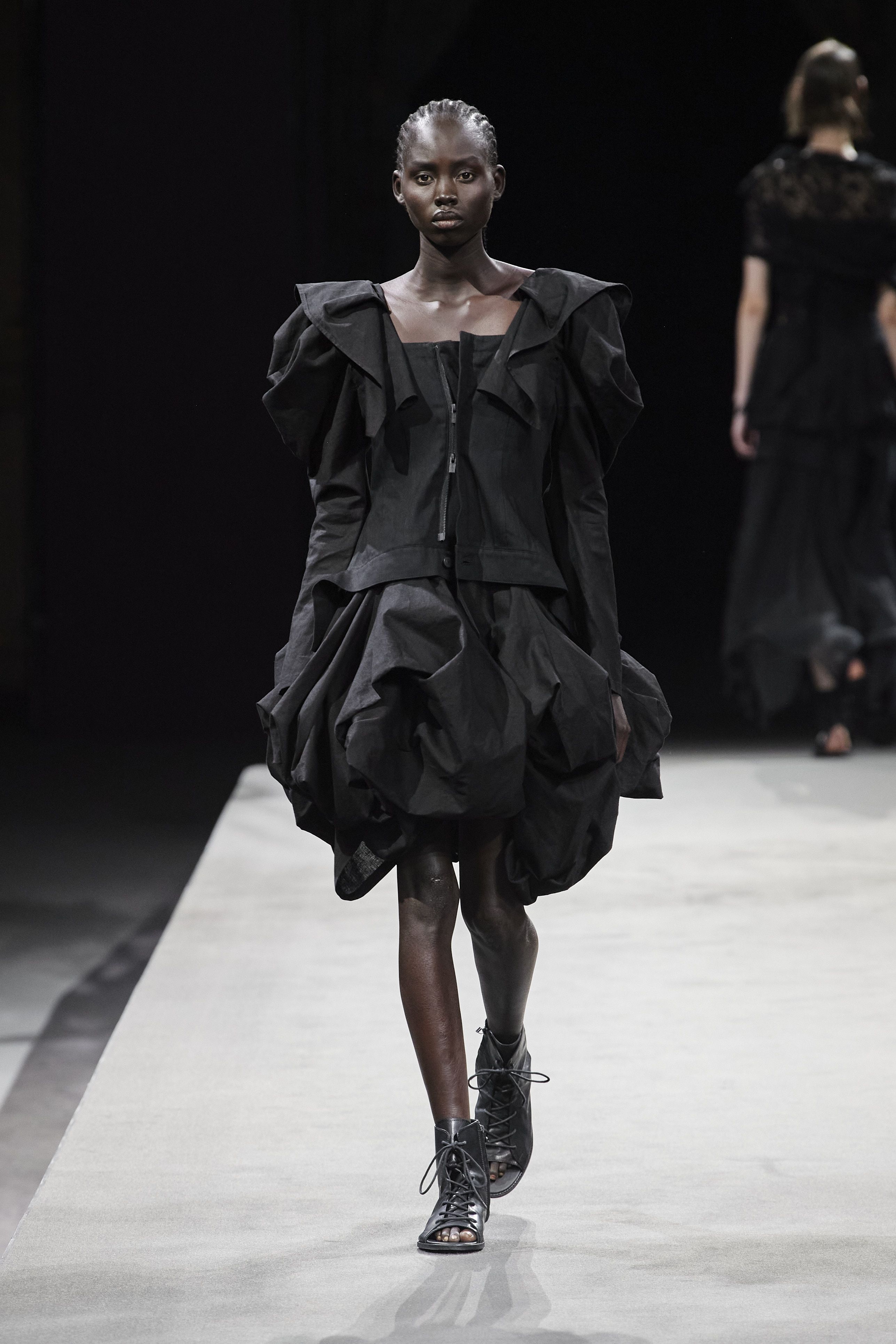 Yohji Yamamoto 2023年春夏コレクション | パリ | 画像45枚