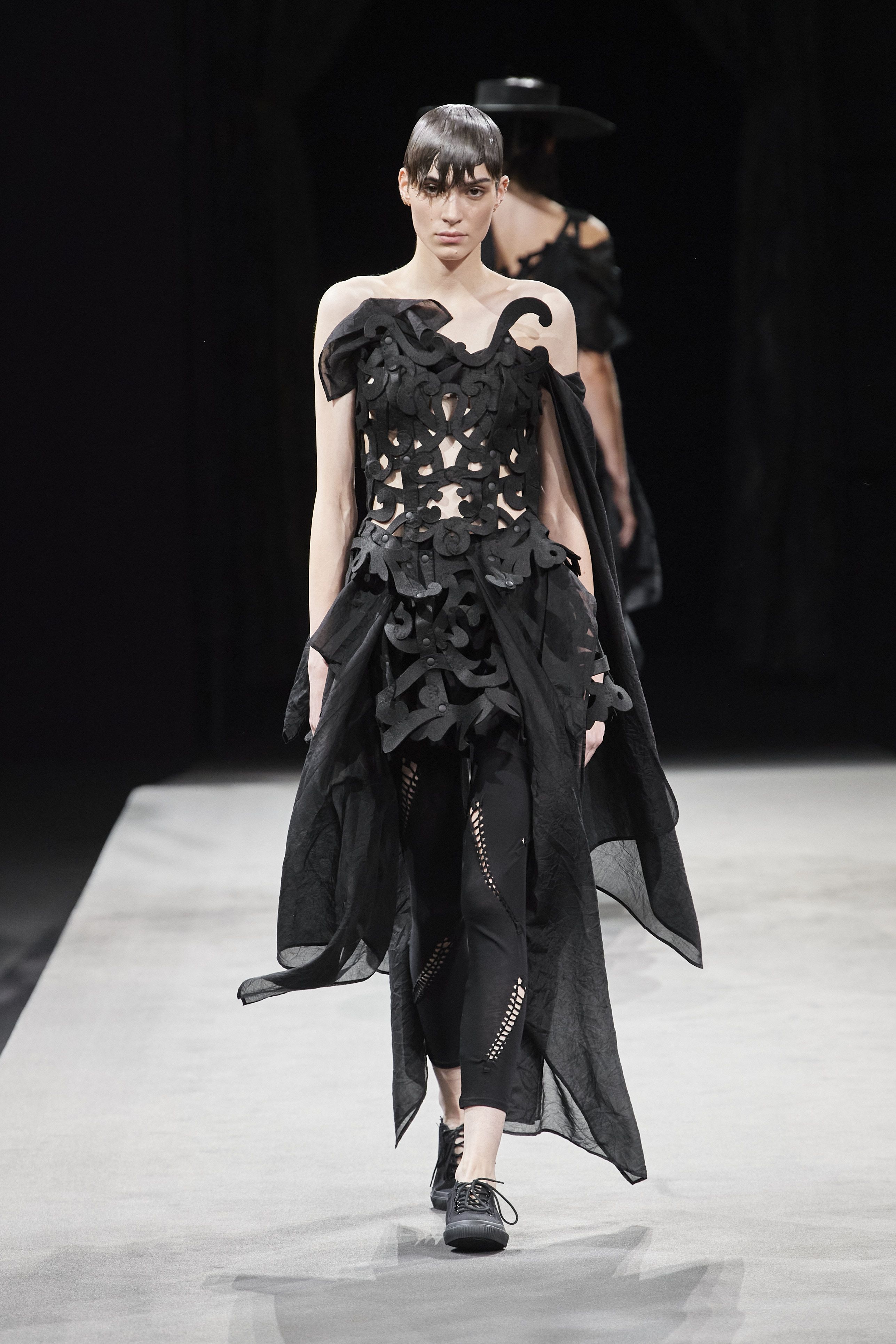 Yohji Yamamoto 2023年春夏コレクション | パリ | 画像45枚