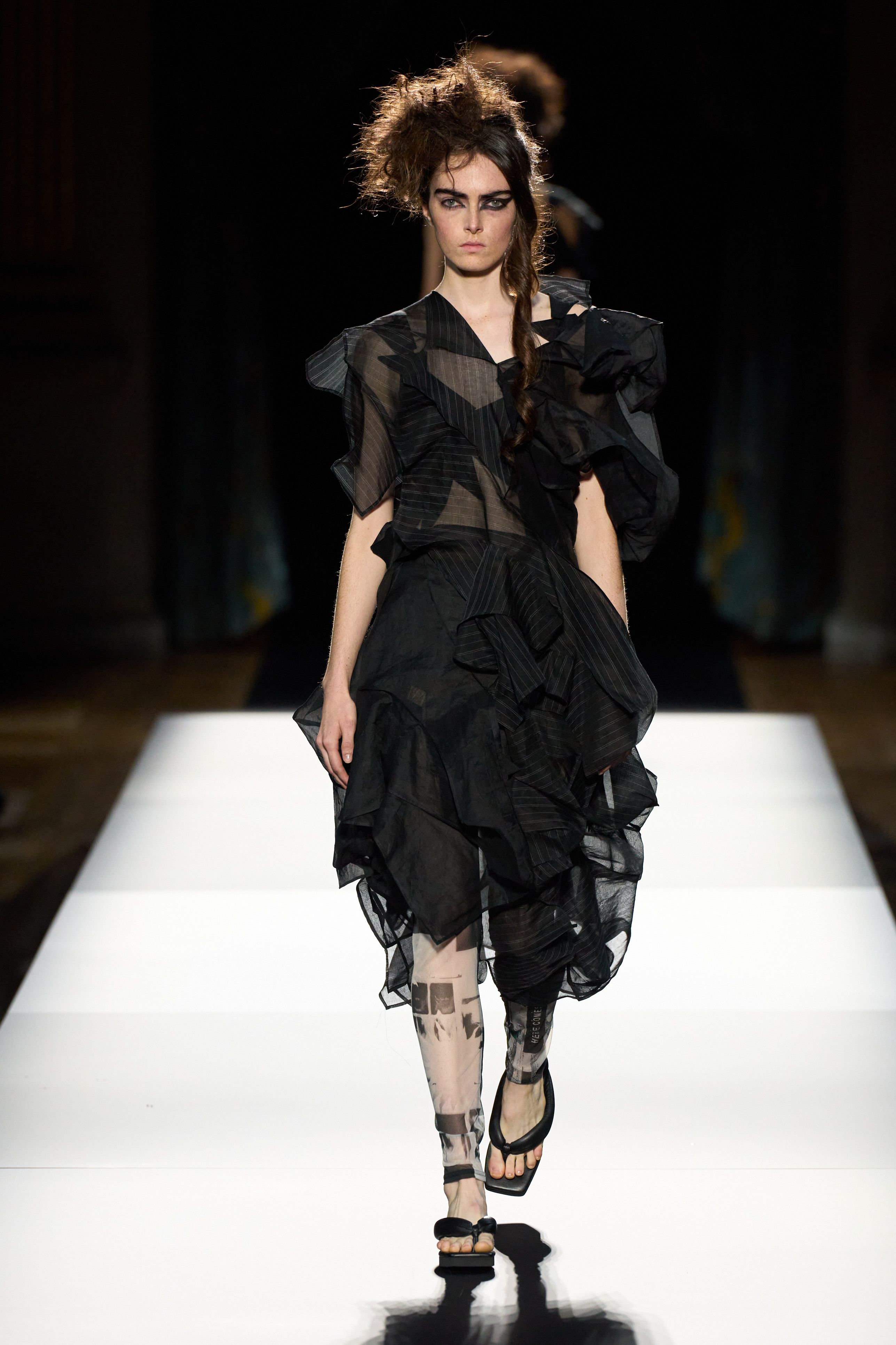 ヨウジヤマモト（YOHJI YAMAMOTO）」2025春夏コレクション