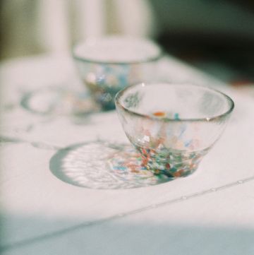 a glass bowl with water in it