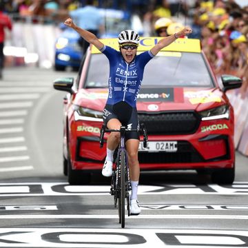 yara kastelijn komt juichend over de finish in rodez nadat ze de 4de etappe heeft gewonnen in de tour de france femmes