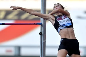 la ucraniana yaroslava mahuchikh ejecuta un salto de altura en la liga de diamante de roma