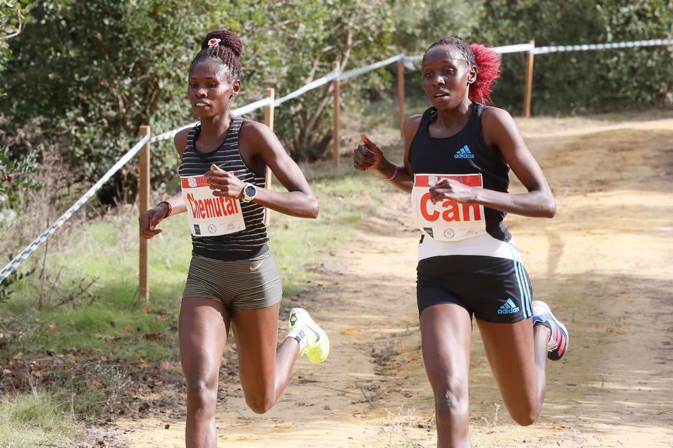 yasemir can y peruth chemutai corren en el cross de itálica