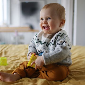 Risa Con Estilo Bebé Niña Menor De 1 Año Con Ropa De Moda Sentado