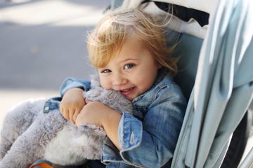 niña de dos años sentada en sillita