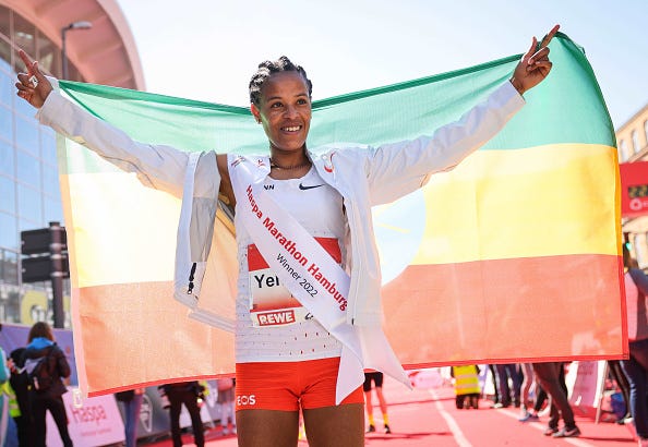 yalemzerf  yehualaw celebra su triunfo en el maratón de hamburgo