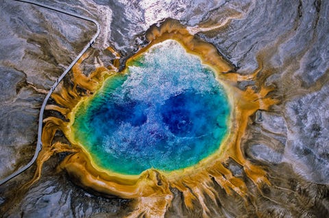 Yellowstone National Park, United States YELLOWSTONE NATIONAL PARK VERENIGDE STATENVeel mensen beschouwen het oudste nationale park ter wereld nog steeds ook als een van de mooiste parken op aarde Yellowstone dat zon 900000 hectare groot is en ligt in de Amerikaanse staten Wyoming Montana en Idaho staat bekend om wonderlijke geologische fenomenen als warmwaterbronnen en borrelende modderpoelen Ook zijn hier meer dan de helft van het aantal actieve geisers ter wereld te vinden waaronder de befaamde Old Faithful In het park leven allerlei wilde dieren zoals bizons grizzlyberen elanden en wolven Er bevinden zich een tiental kampeerterreinen en een handvol lodges trekkershutten en hotels