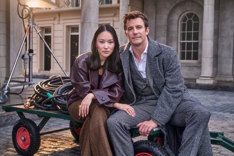 yerin ha als sophie baek en luke thompson als benedict bridgerton op de set van bridgerton seizoen 4