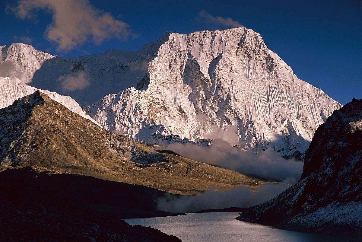 In het Nationale Park MakaluBaroen in Nepal glanst de Chamlang 7319 meter in de avondschemering