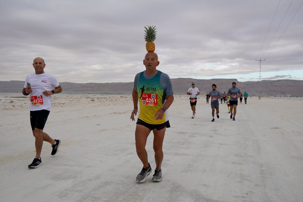 moshe lederfien, el corredor con una piña en la cabeza, en la maratón del mar muerto 2023