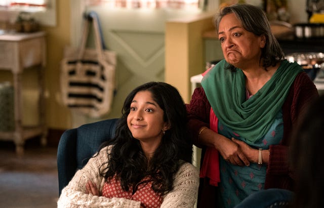 maitreyi ramakrishnan y ranjita chakravarty en un episodio de yo nunca