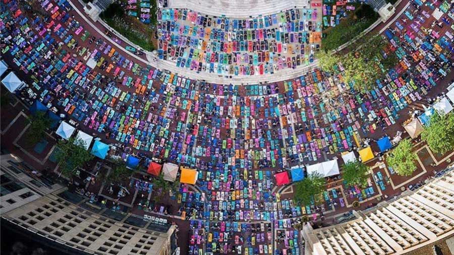 Miles practican yoga en Monument Circle