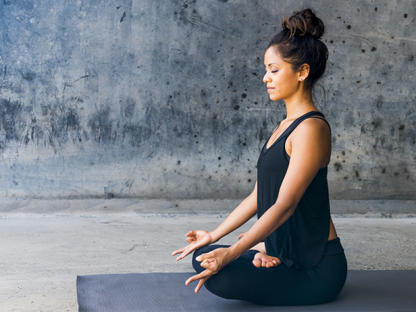 6 yoga oefeningen die je darmen gezond houden