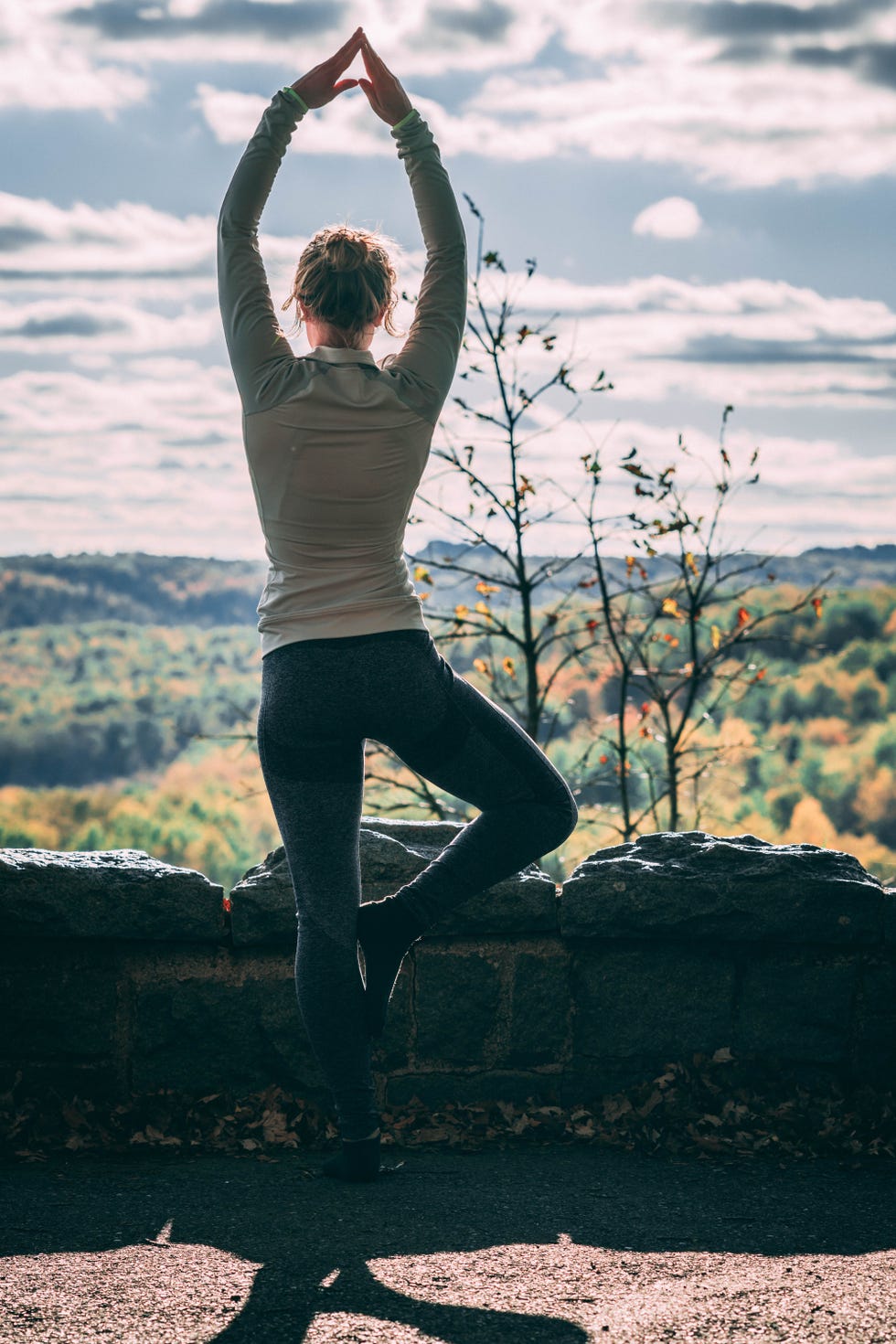 Human body, Human leg, Shoe, Elbow, People in nature, Waist, Knee, Sunlight, Active pants, Thigh, 