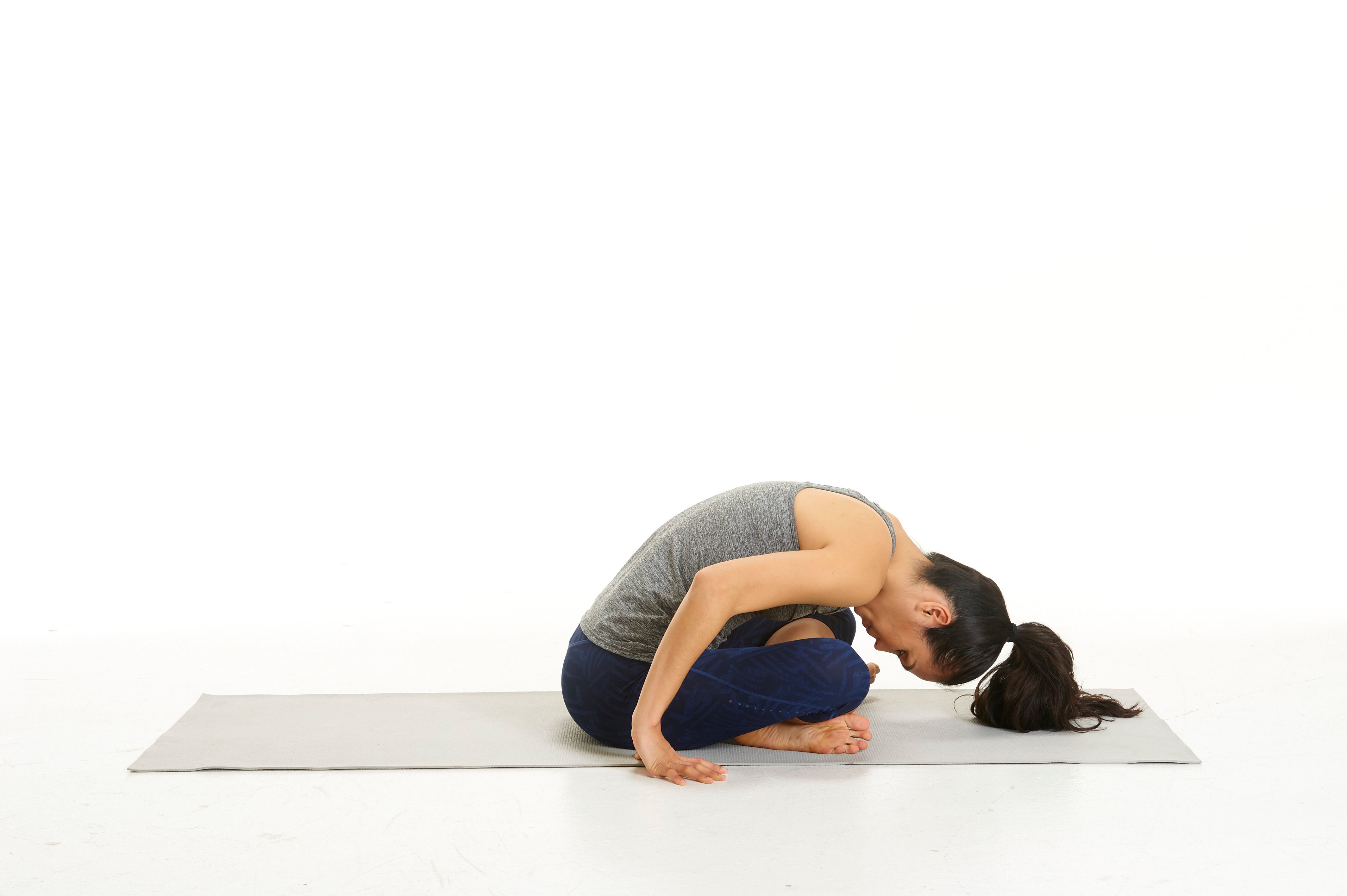Premium Photo | A woman sitting on the floor in a yoga pose with her legs  crossed and hands resting on her knees A young woman testing her  flexibility during a yoga
