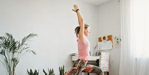 een vrouw doet thuis yoga oefeningen
