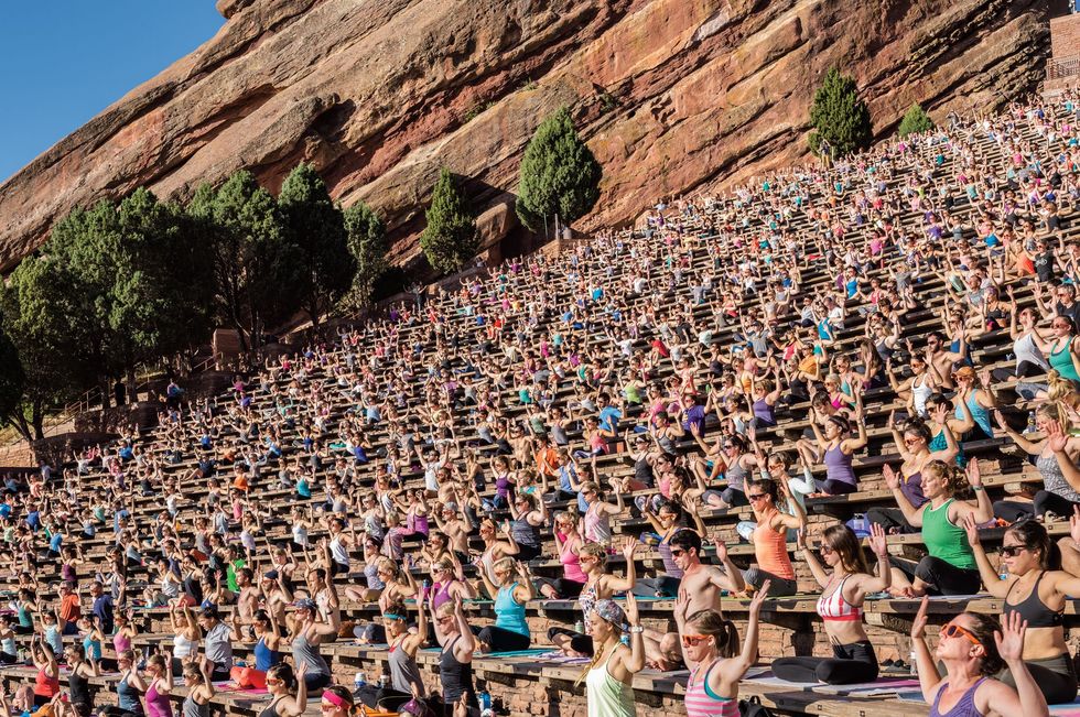 2100 mensen doen in het uitverkochte Red Rocksamfitheater bij Denver mee met Yoga on the Rocks Yoga wint ook in de VS aan populariteit vooral als manier om stress te verminderen en de gezondheid te verbeteren