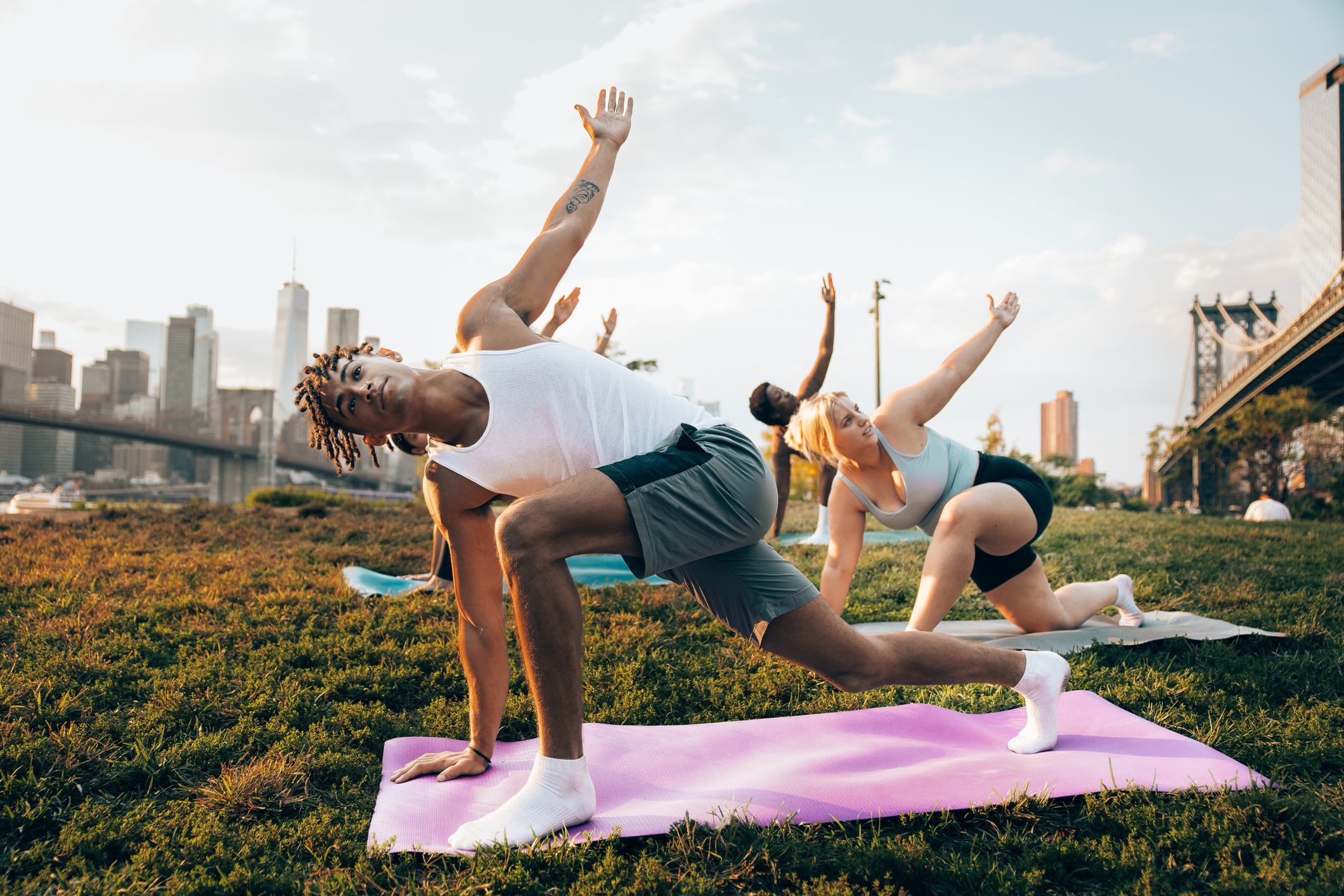 Los mejores ejercicios y asanas de yoga para ganar fuerza