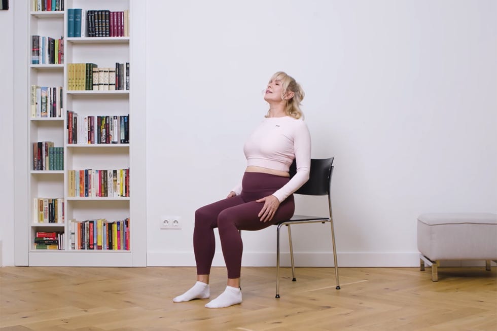 yoga sulla sedia piegamento della spalla﻿﻿