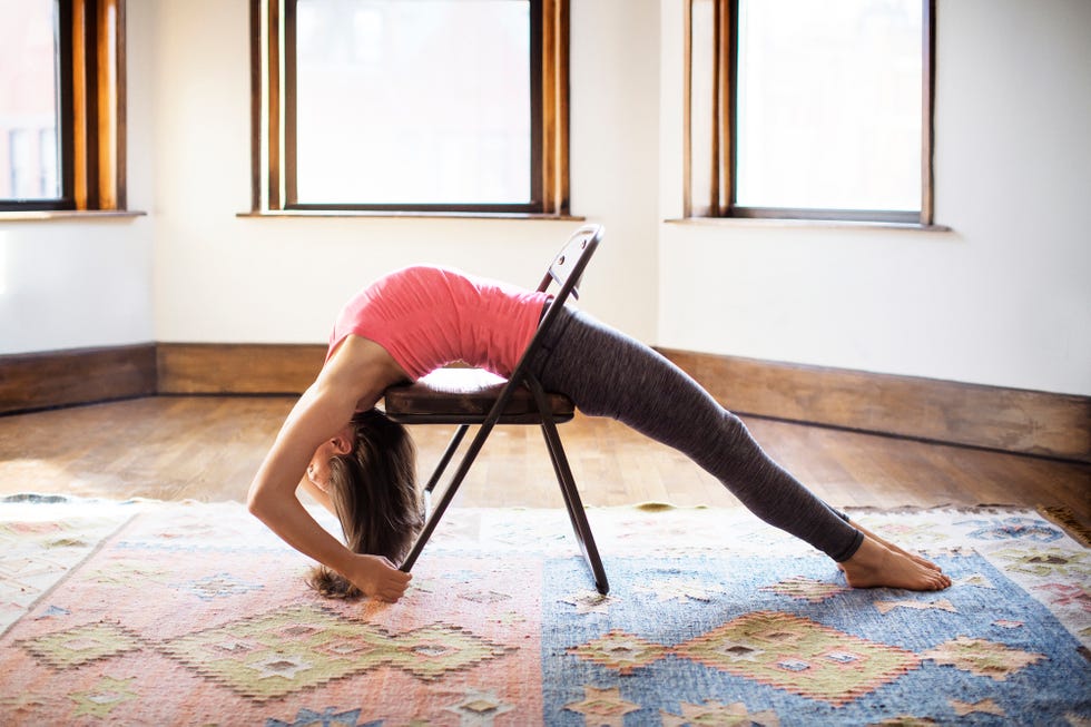 yoga en silla para la espalda
