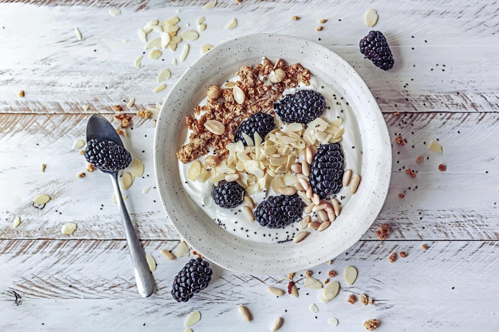 yogur con granola y moras