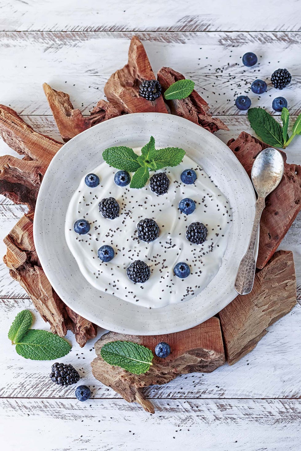 yogur con semillas de chía y frutos del bosque