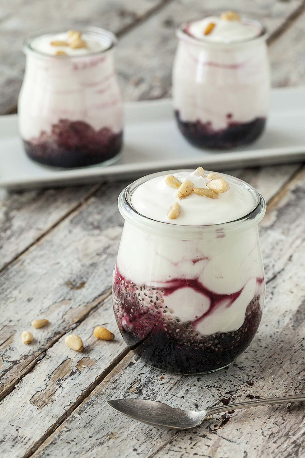 yogur natural con chía, frutos rojos y piñones
