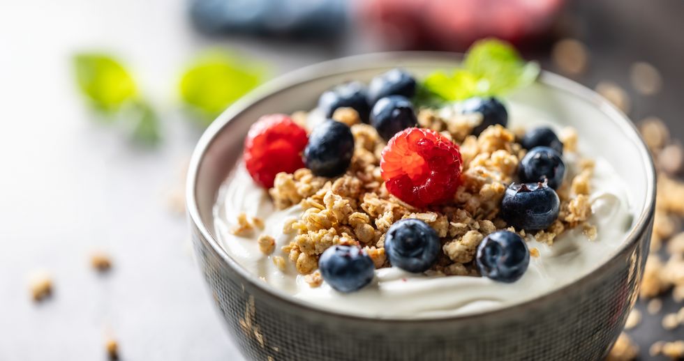 ciotola di yogurt con frutta e granola