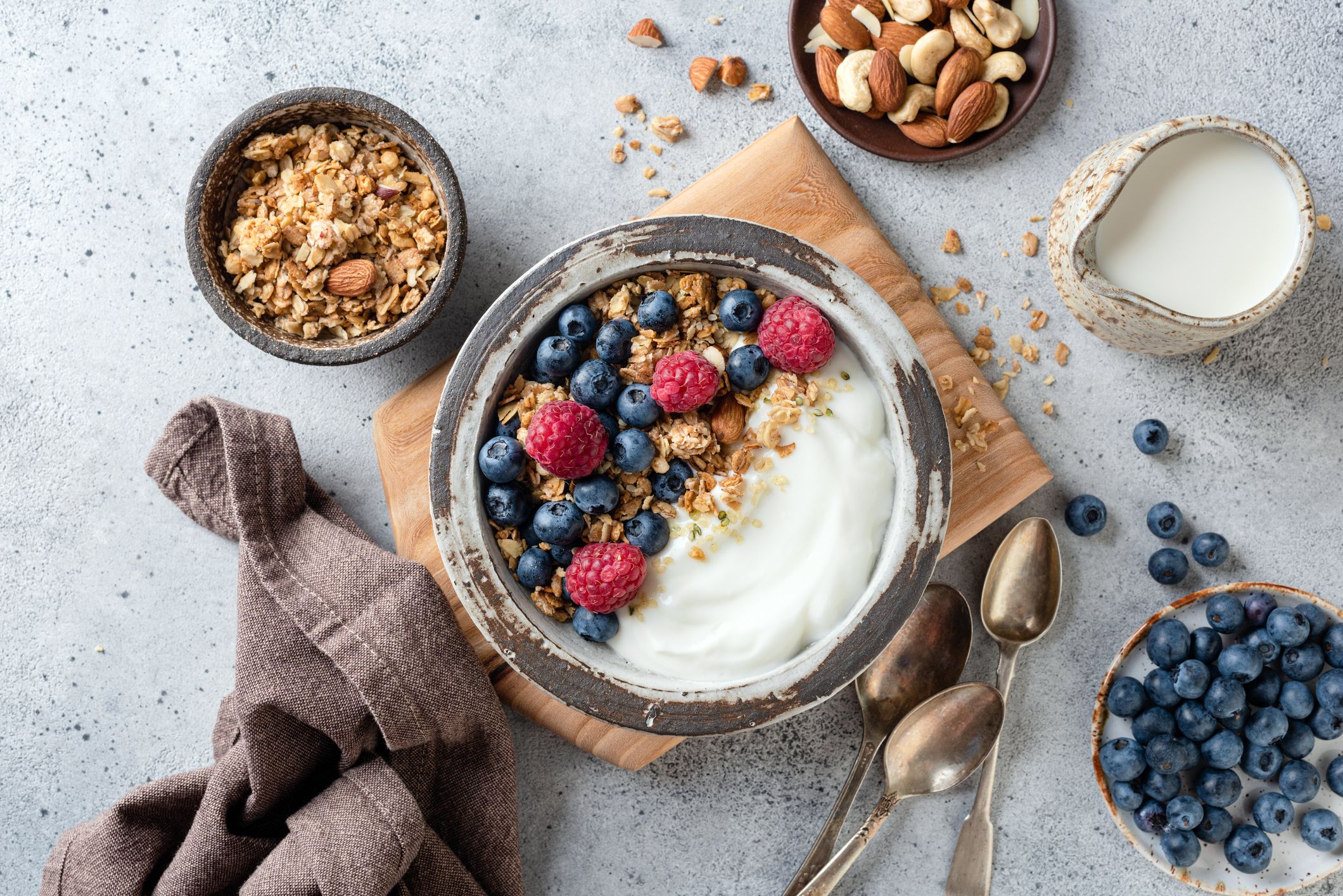 https://hips.hearstapps.com/hmg-prod/images/yogurt-granola-bowl-with-berries-royalty-free-image-1668387119.jpg