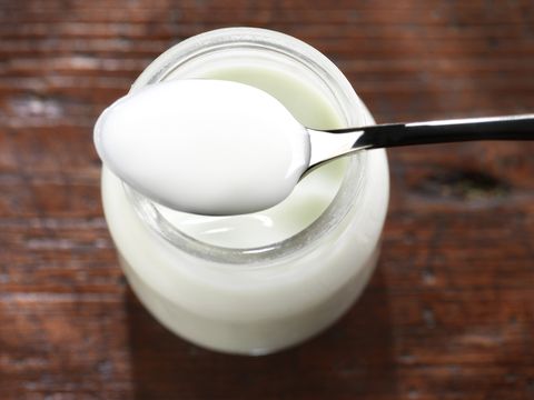 yogurt su un piano in legno