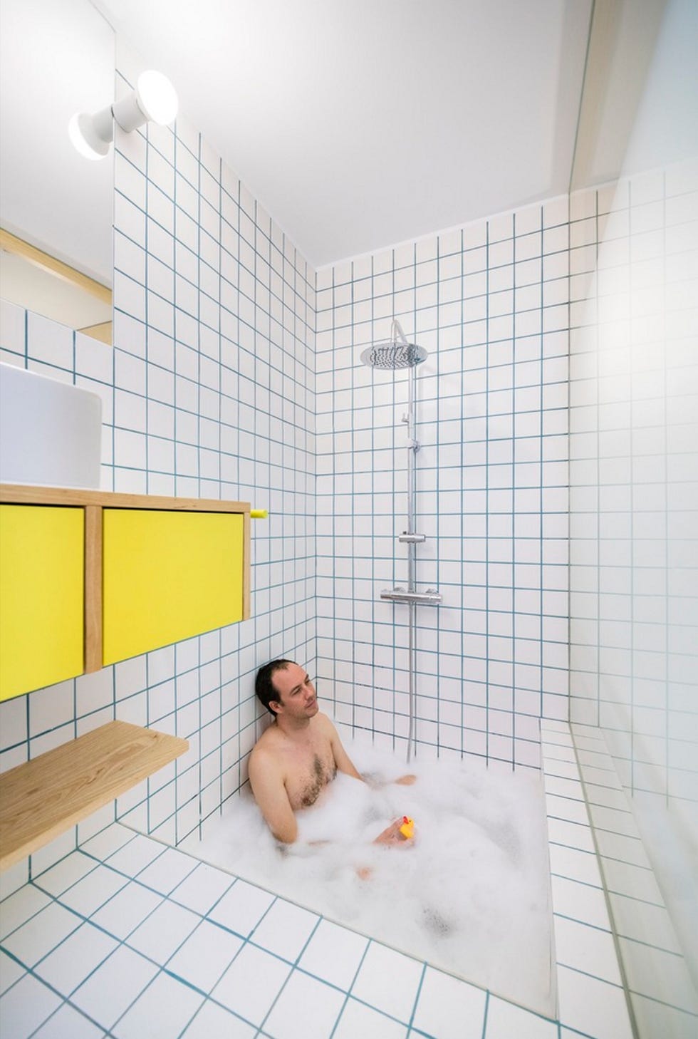 apartamento en madrid yojigen poketto con muebles modulares a medida, con un baño blanco, de elii arquitectura