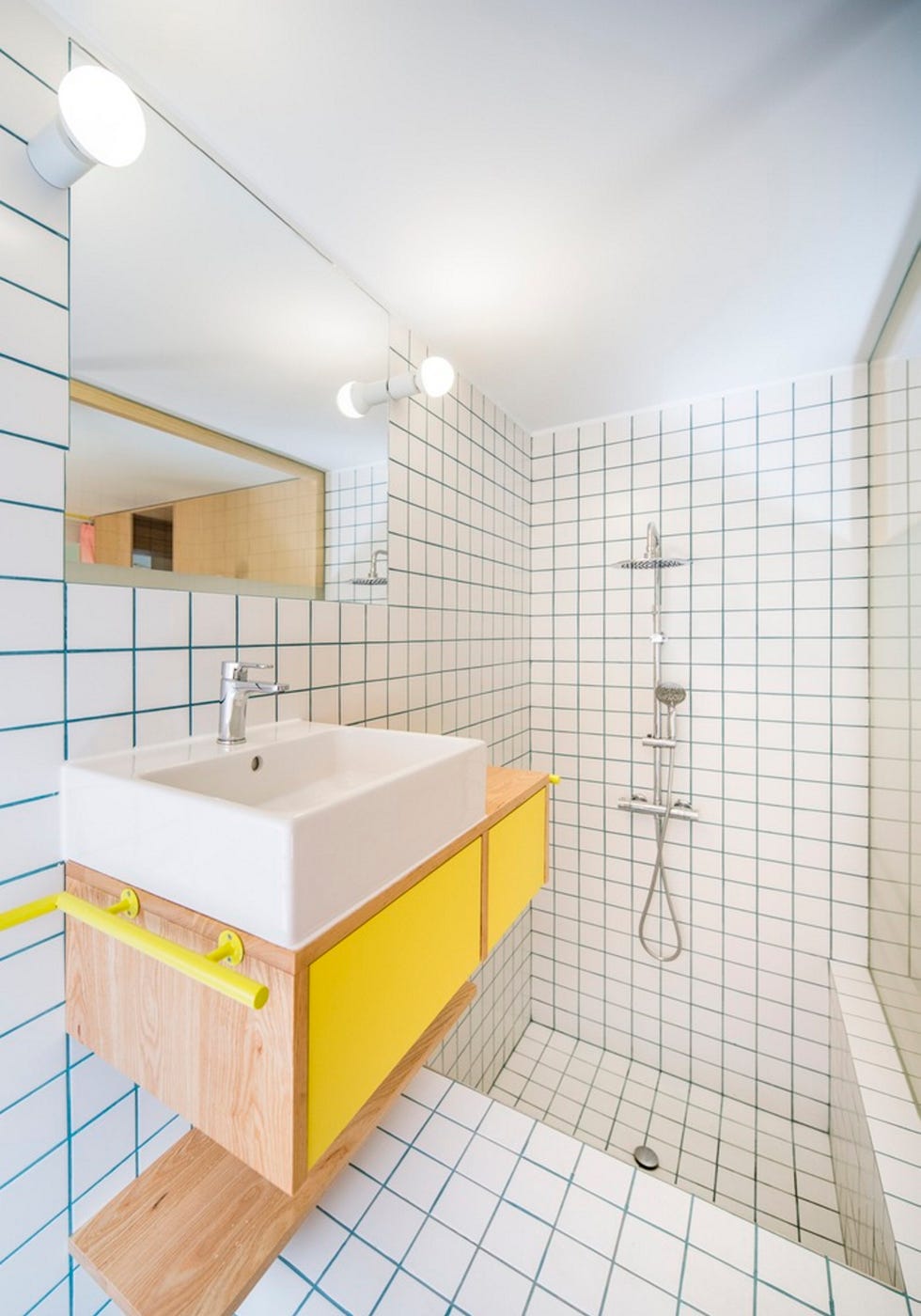 apartamento en madrid yojigen poketto con muebles modulares a medida, con un baño blanco, de elii arquitectura
