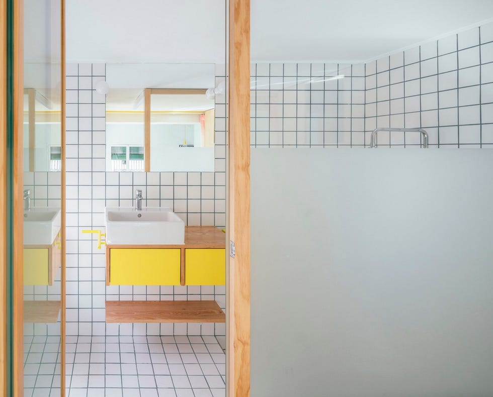 apartamento en madrid yojigen poketto con muebles modulares a medida, con un baño blanco, de elii arquitectura