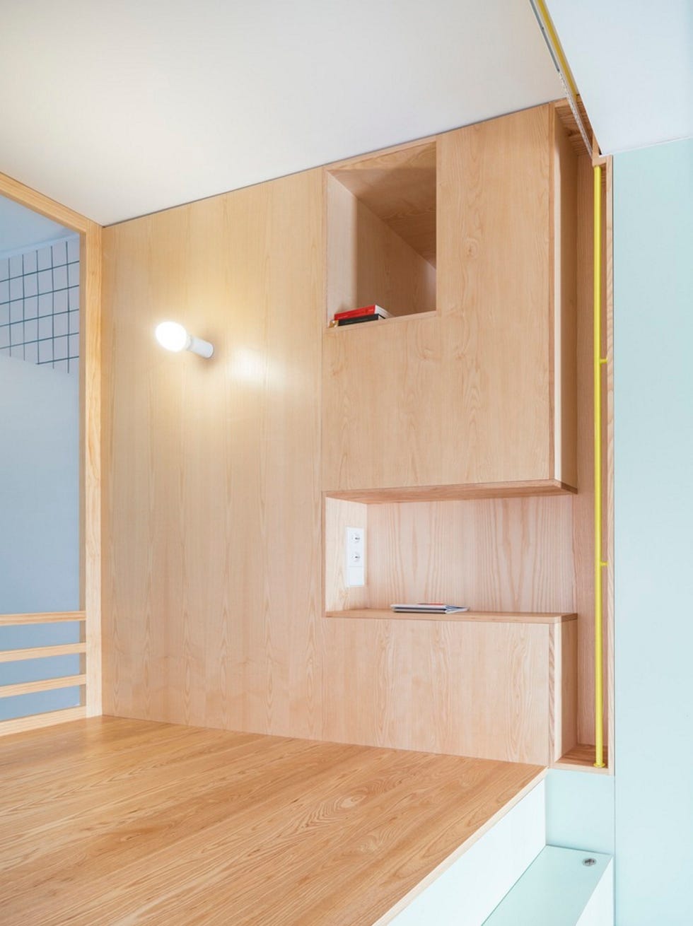 un dormitorio con futón en el apartamento pequeño de madrid, el proyecto yojigen poketto, con muebles modulares a medida, de elii arquitectura